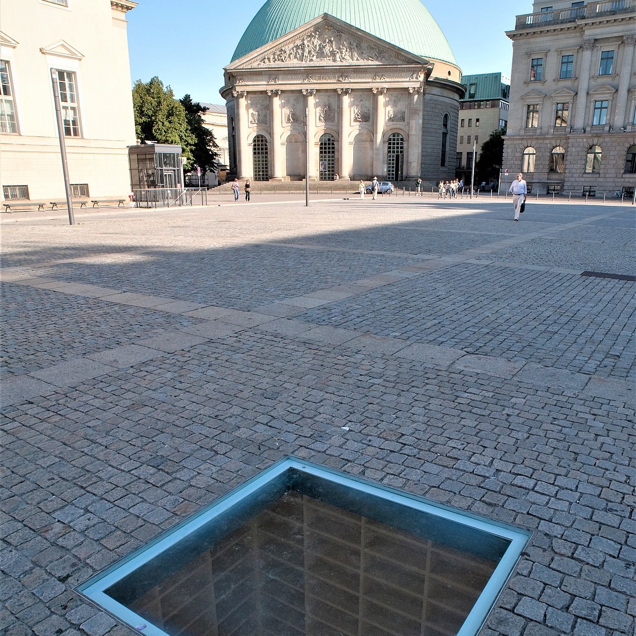 1280px-Bebelplatz_mit_Mahnmal_Bücherverbrennung_Aug_2009 copy