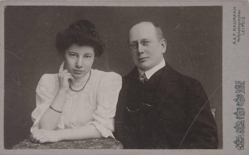 Vitrine1_1_Hochzeitsfoto Emmy und Ernst Rubensohn_1912_Juedisches Museum Berlin