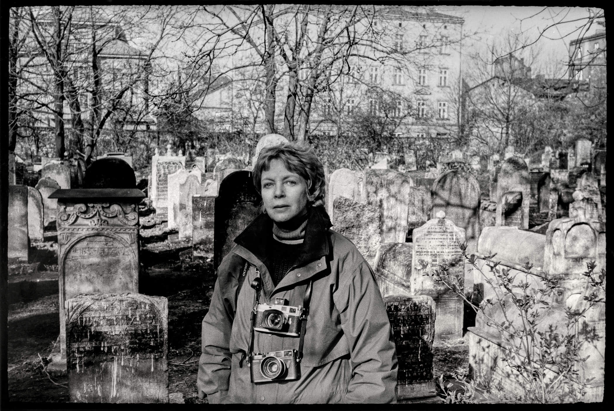 Jill-Freedman-in-Jewish-cemetery-Poland-1993